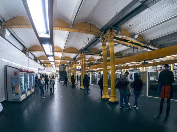 Passengers are waiting for the metro — Stock Photo, Image