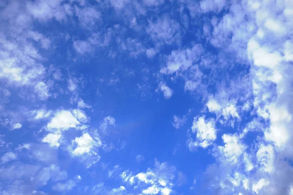 Blauer Frühlingshimmel — Stockfoto