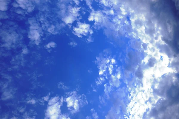 Modrá jarní obloha — Stock fotografie