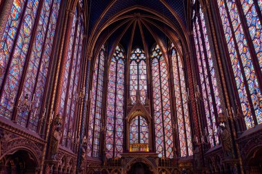Sainte-Chapelle, Gotik tarzda, Par'da bulunan bir kraliyet şapelidir.