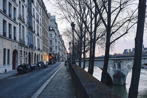 París al anochecer — Foto de Stock