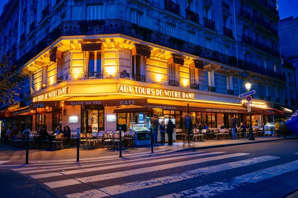 Restaurante por la noche en París — Foto de Stock