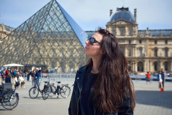 Paris, Fransa'da bir kadın — Stok fotoğraf