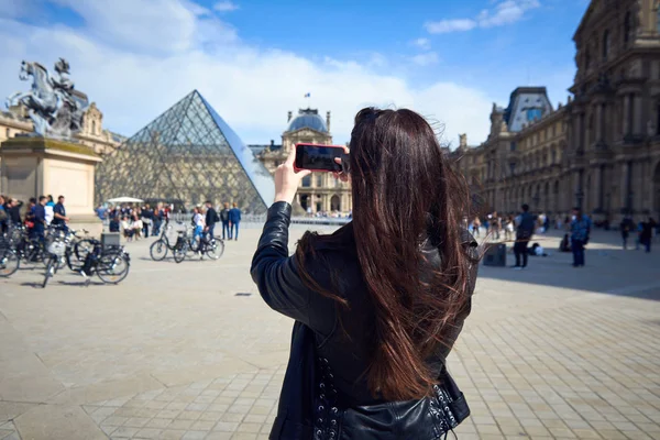 A woman in Paris, France — Stock Photo, Image