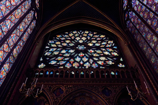 Sainte-Chapelle, Gotik tarzda, Par'da bulunan bir kraliyet şapelidir.