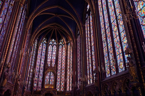 Sainte-Chapelle, Gotik tarzda, Par'da bulunan bir kraliyet şapelidir.