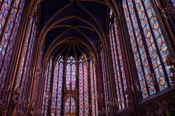 Sainte-Chapelle, Gotik tarzda, Par'da bulunan bir kraliyet şapelidir.
