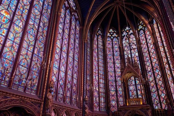 Sainte-Chapelle, Gotik tarzda, Par'da bulunan bir kraliyet şapelidir.