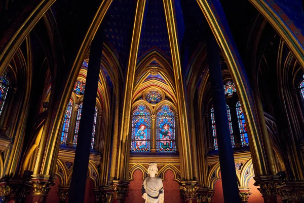 Sainte-Chapelle, Gotik tarzda, Par'da bulunan bir kraliyet şapelidir.