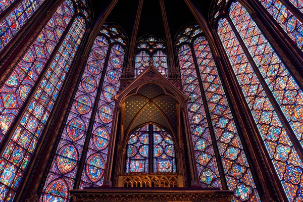 Sainte-Chapelle, Gotik tarzda, Par'da bulunan bir kraliyet şapelidir.