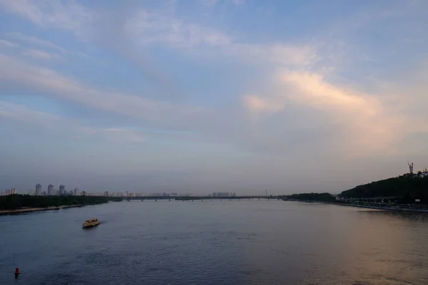 Vue sur le fleuve Dniepr à Kiev — Photo