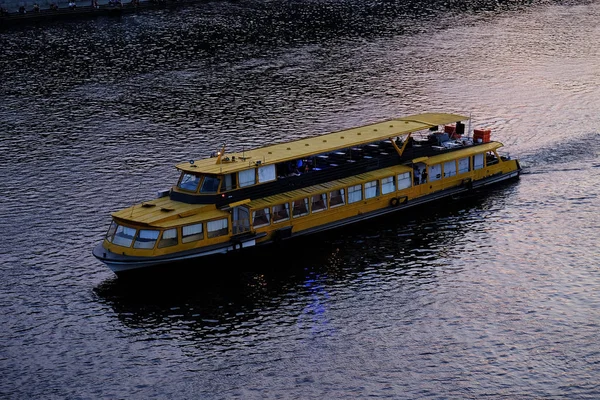 Das Schiff auf dem Fluss — Stockfoto