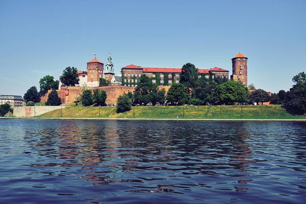 Vistula tarafından Wawel Kalesi görünümü