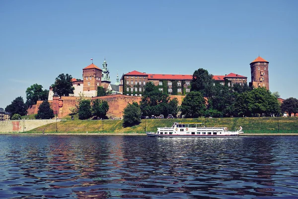 Vistula tarafından Wawel Kalesi görünümü