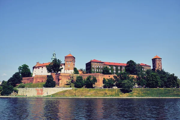 Vistula tarafından Wawel Kalesi görünümü