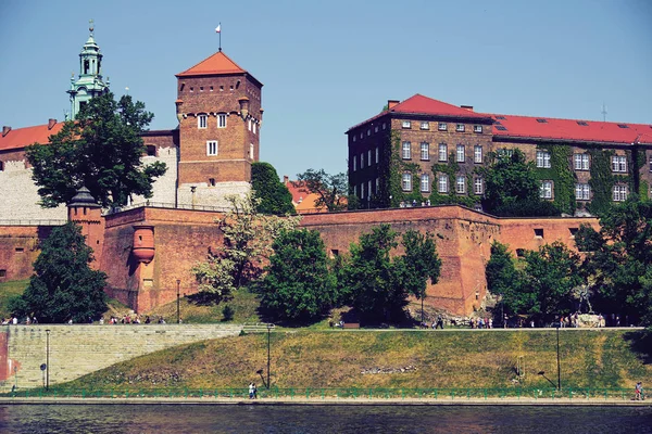 Uitzicht op het Wawel-kasteel vanaf de Vistula-zijde — Stockfoto