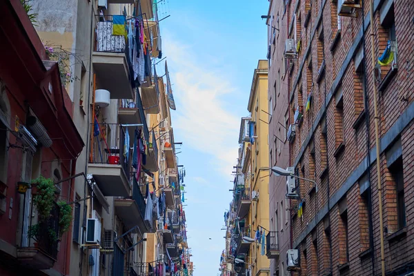 Rua estreita em Barcelona . — Fotografia de Stock