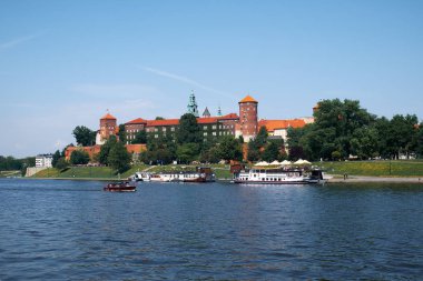 Vistula tarafından Wawel Kalesi görünümü