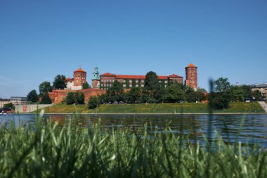 Vistula tarafından Wawel Kalesi görünümü