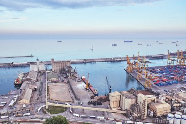 Barselona Limanı'nda nakliye endüstrisi.