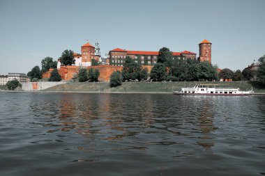 Vistula tarafından Wawel Kalesi görünümü