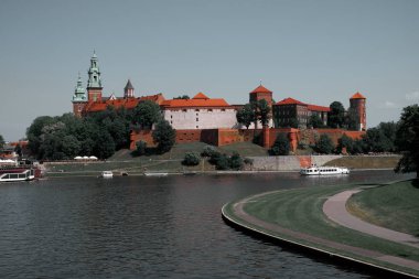 Vistula tarafından Wawel Kalesi görünümü