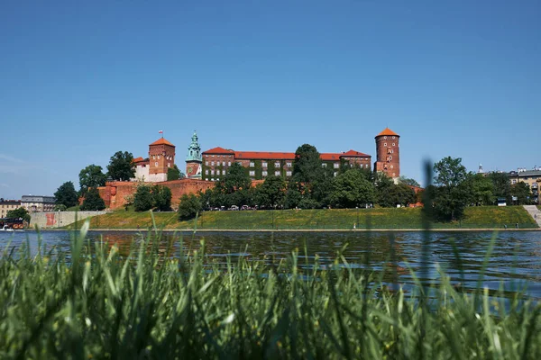 Vistula tarafından Wawel Kalesi görünümü