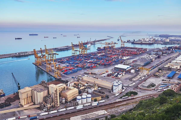 Barselona Limanı'nda nakliye endüstrisi.