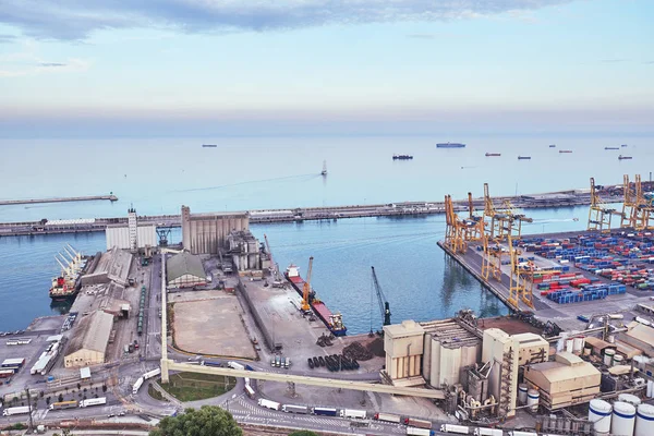 Barselona Limanı'nda nakliye endüstrisi.