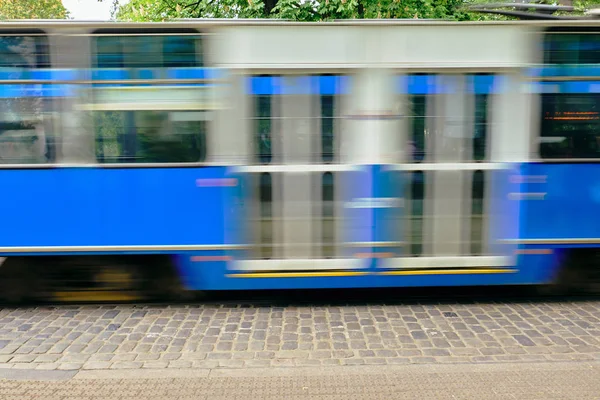 Hareket halindeki mavi tramvay