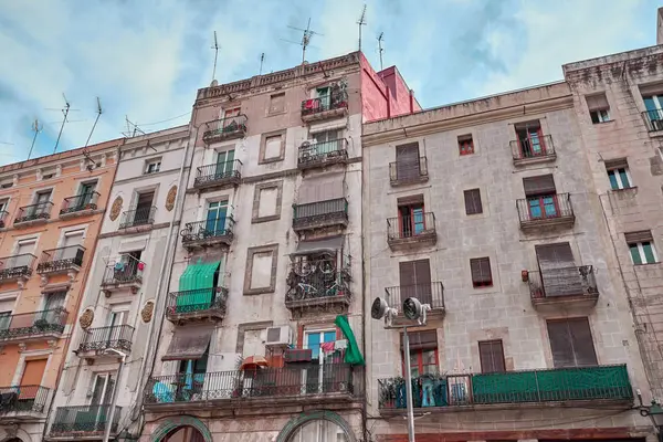 Edifícios com varandas em Barcelona — Fotografia de Stock