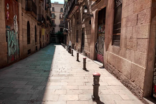 Rua estreita em Barcelona . — Fotografia de Stock