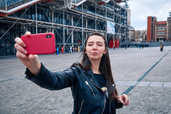 Девушка делает селфи — стоковое фото