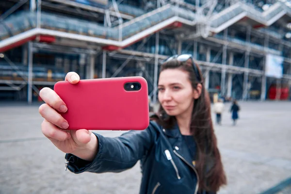 Flickan gör selfie — Stockfoto