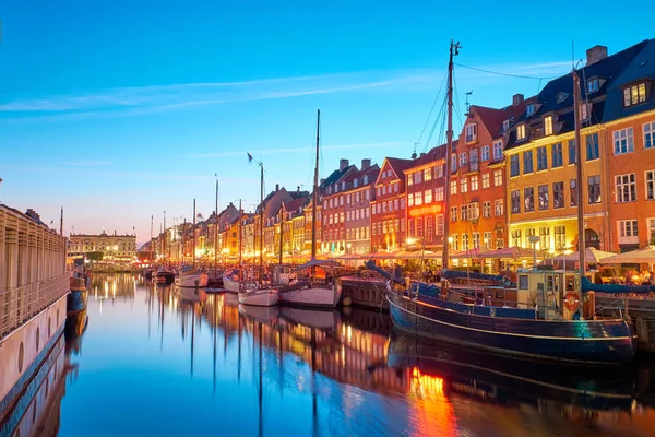Nyhavn-kanalen om natten i København – stockfoto