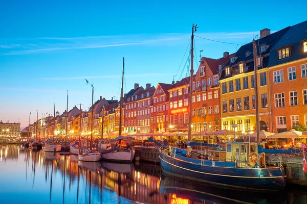 O Canal Nyhavn à noite em Copenhague — Fotografia de Stock