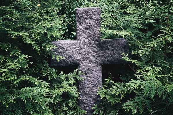 Oude stenen cross — Stockfoto