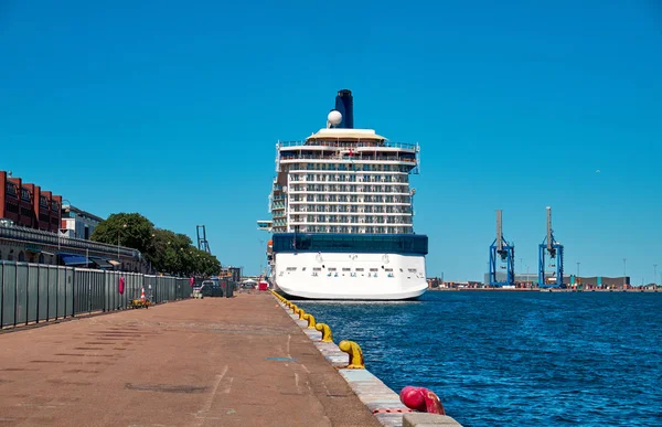 Kreuzfahrtschiff im Hafen — Stockfoto