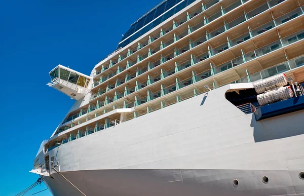 Kreuzfahrtschiff im Hafen — Stockfoto