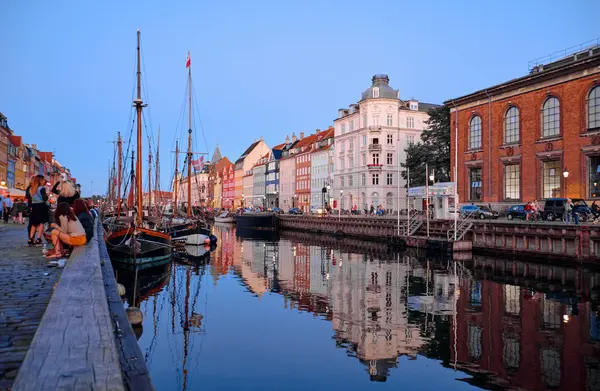 Nyhavn é um distrito de canal e entretenimento em Copenhague — Fotografia de Stock