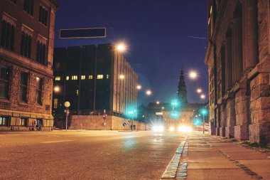 Gece şehir merkezinde sokak. Kopenhag, Denmar