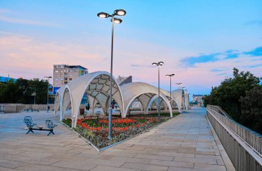 Üsküp' te geceleri modern şehir merkezi, Makedonya