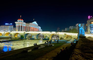 Üsküp' te geceleri modern şehir merkezi, Makedonya