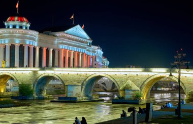 Üsküp' te geceleri modern şehir merkezi, Makedonya