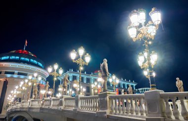 Üsküp' te geceleri modern şehir merkezi, Makedonya