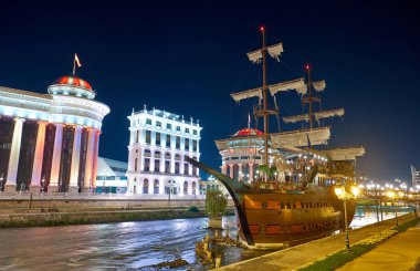 Üsküp' te geceleri modern şehir merkezi, Makedonya