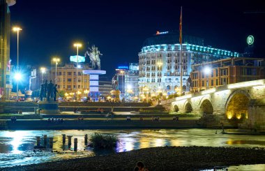 Üsküp' te geceleri modern şehir merkezi, Makedonya