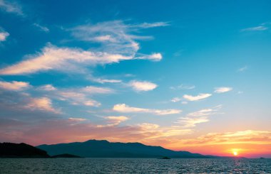 Denizin üzerinde güzel bir gün batımı 