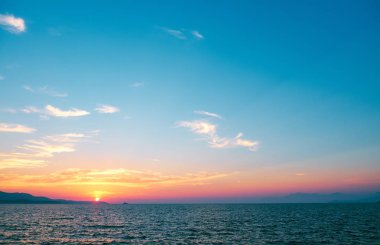 Denizin üzerinde güzel bir gün batımı 