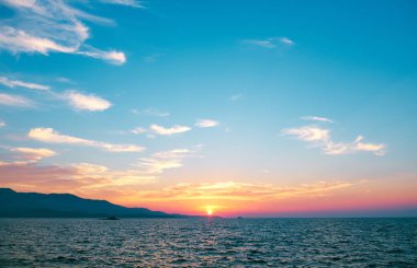 Denizin üzerinde güzel bir gün batımı 